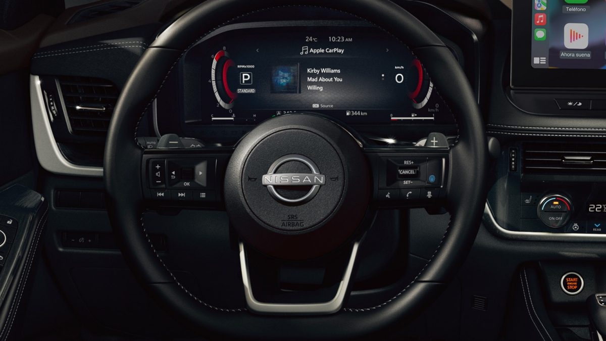 Detalle frontal del volante de Nissan X-Trail 2024 con controles de audio, Control Crucero Inteligente, manos libres, ProPilot Assist y Monitor Avanzado de Asistencia para el Conductor de 12.3 pulgadas