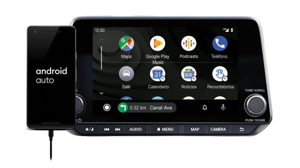 Celular Android conectado a pantalla de Nissan X-Trail e-POWER 2024