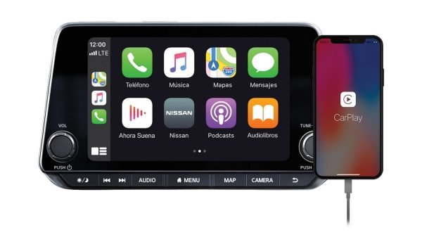 iPhone conectado a pantalla de Nissan X-Trail e-POWER 2024