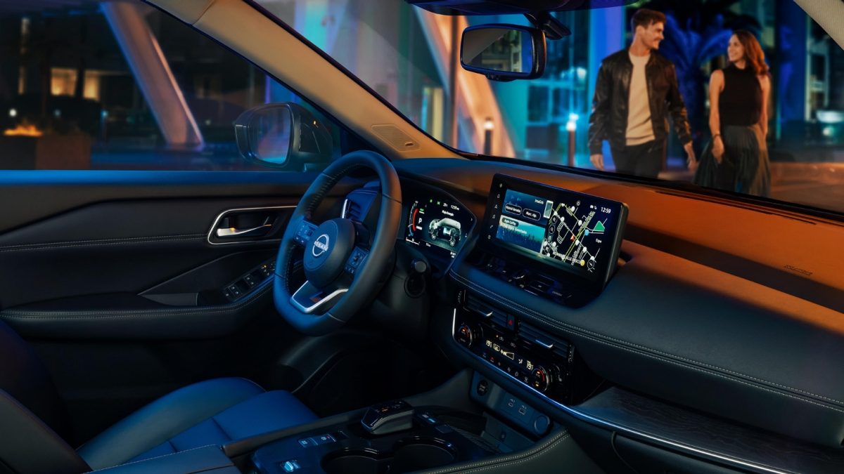 Diseño interior de Nissan X-Trail e-POWER 2024 con pantalla de infoentretenimiento y 9 bocinas BOSE®
